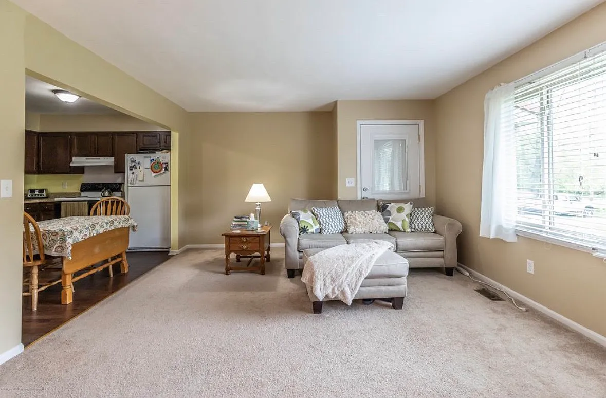 2 bed, 900 sqft, $1,350 — Photo 2