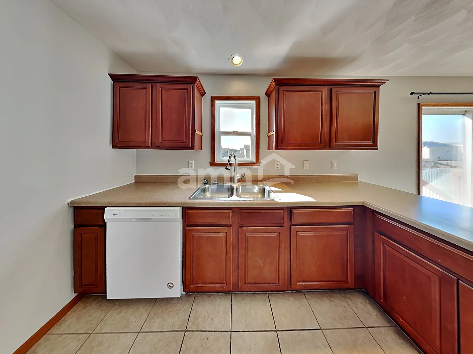 3 bed, 2.5 bath, 1404 sqft, $2,165 — Photo 4
