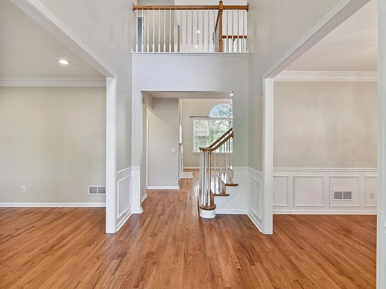 330 Winherst Ln — Photo 10