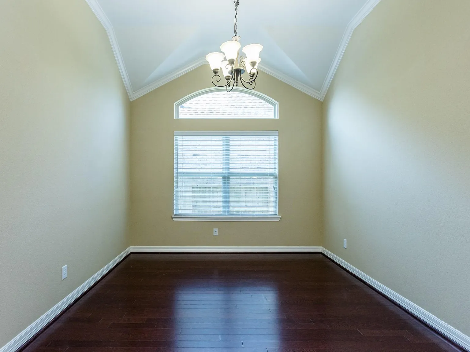 3 bed, 2.0 bath, 2545 sqft, $2,400 — Photo 4