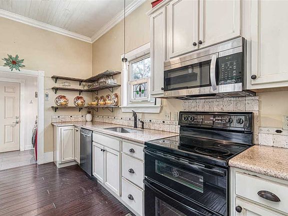 4th image of 1015 E Desoto St
