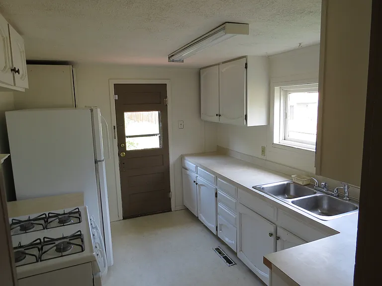 135 E 2nd St — Photo 8