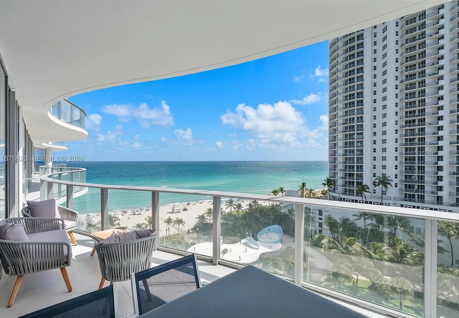 Chateau Beach Condo — Photo 1