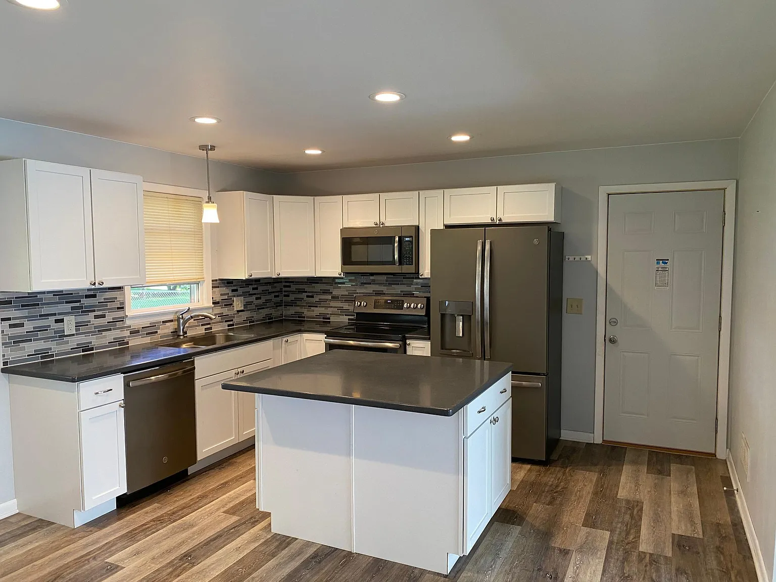 4 bed, 1288 sqft, $1,650 — Photo 3
