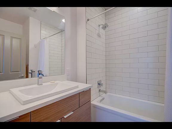 2nd image of 2200 Tremont Pl