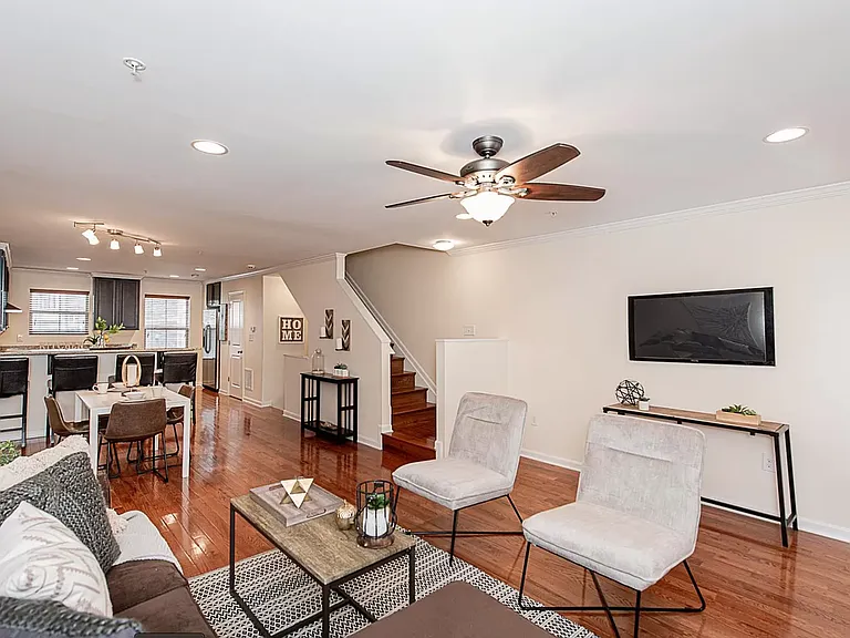 4618 Dillon Pl — Photo 4