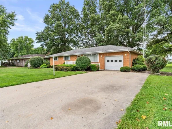 209 Sunset Dr, Virden, IL 62690