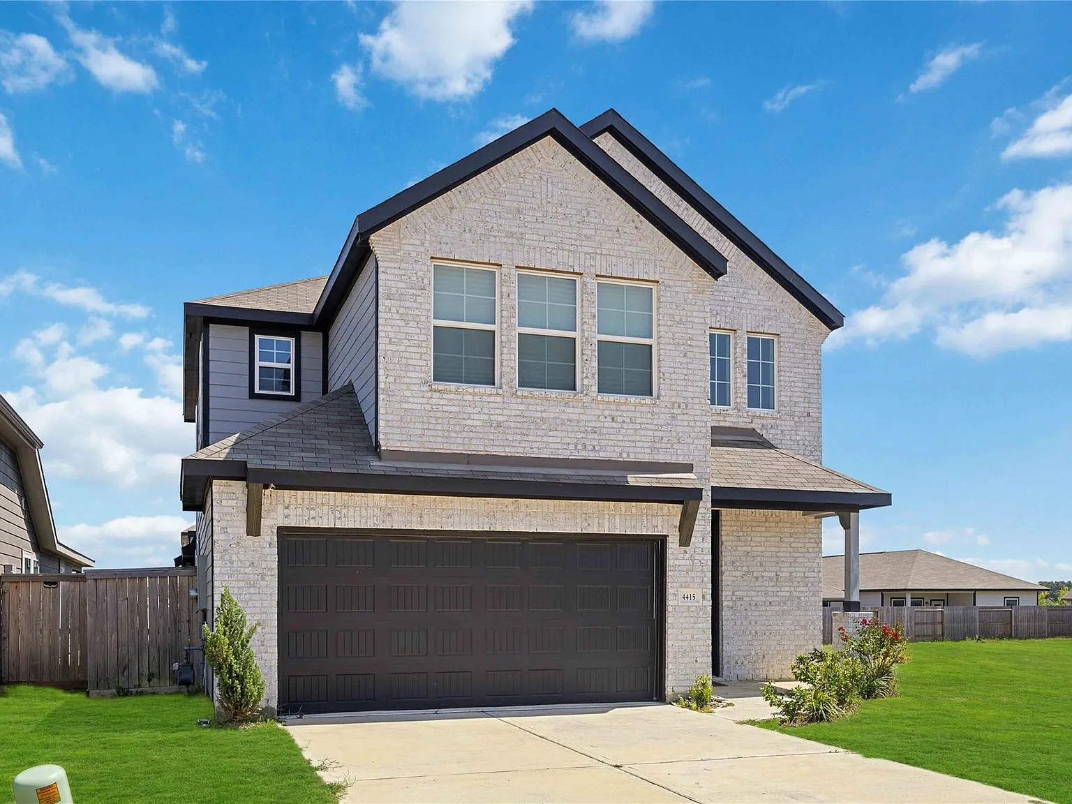 3 bed, 2.5 bath, 2508 sqft, $2,400 — Photo 2