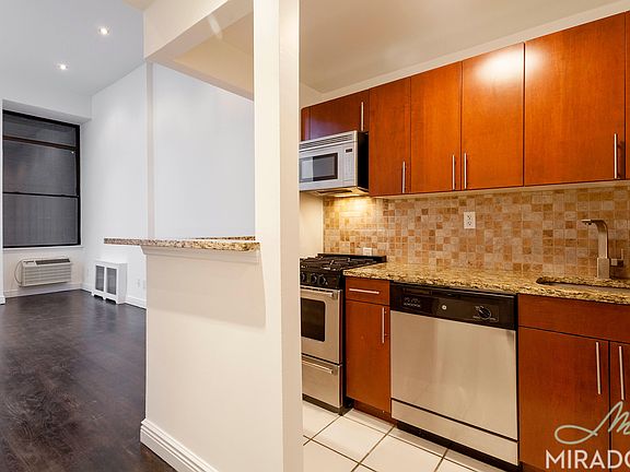 5th image of 10 E 13th St APT Lj
