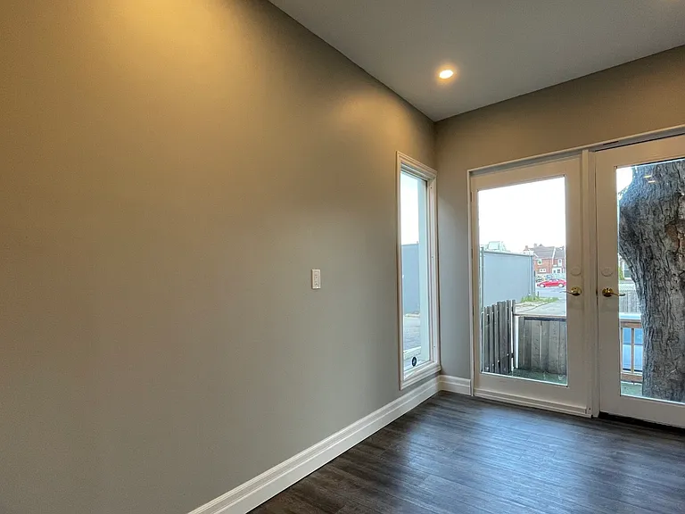 11 Grosvenor Ave S — Photo 8