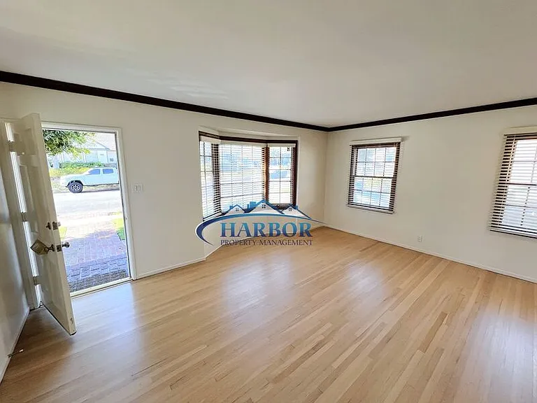 2632 S Averill Ave — Photo 2