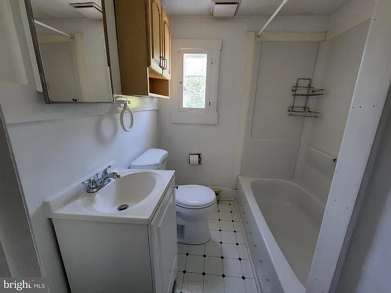 105 N George St — Photo 10