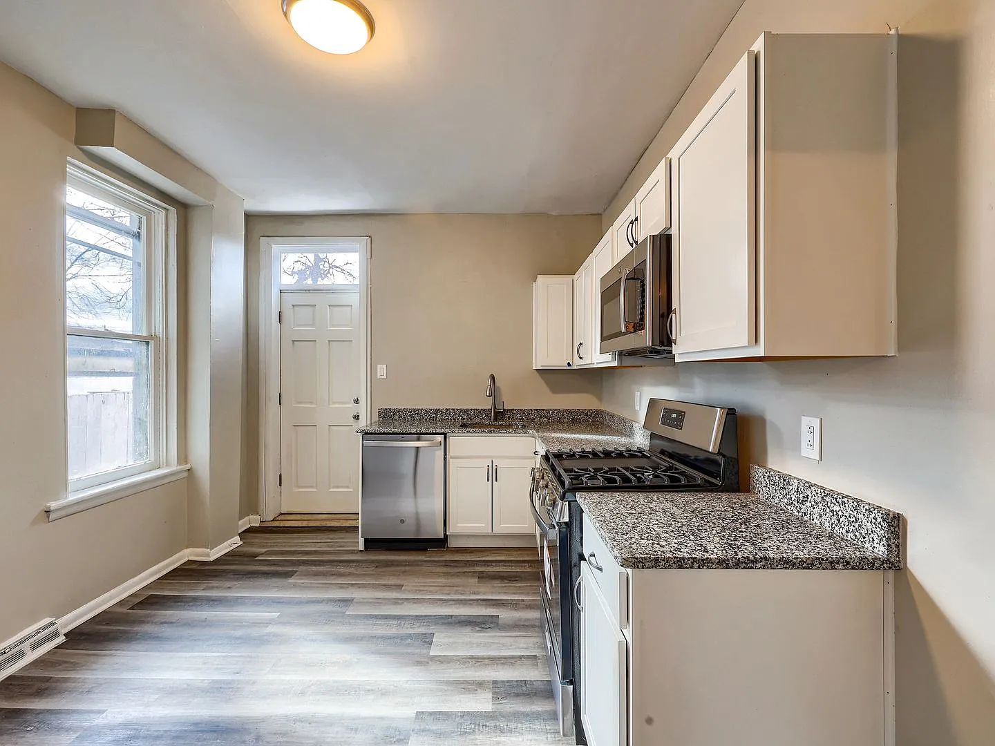Single Family Home in Midtown — Photo 2