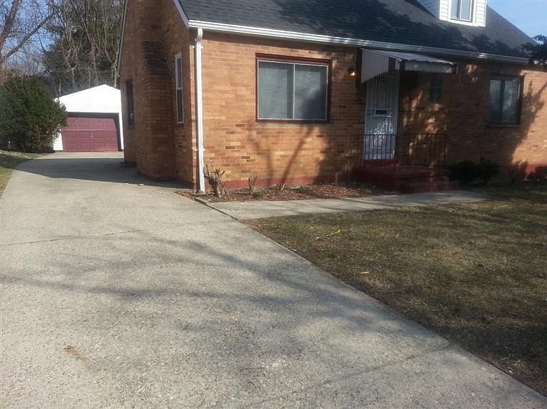 2nd image of 1424 Newton Ave