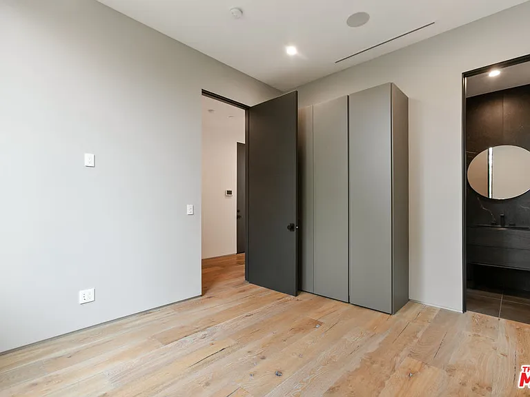 738 N Harper Ave — Photo 4