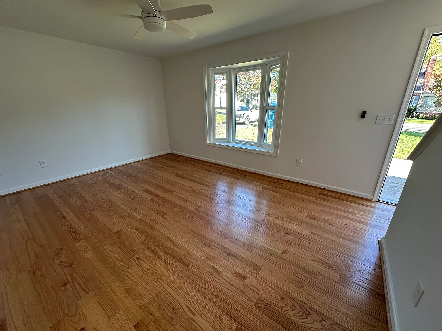 3 bed, 1.5 bath, 1200 sqft, $2,500 — Photo 2