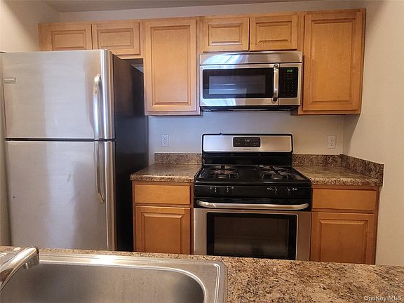 5th image of 256 Ruth Ct
