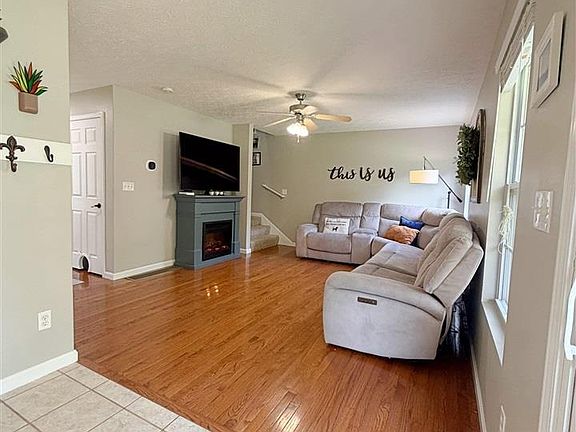 3rd image of 124 Mossy Creek Ct W