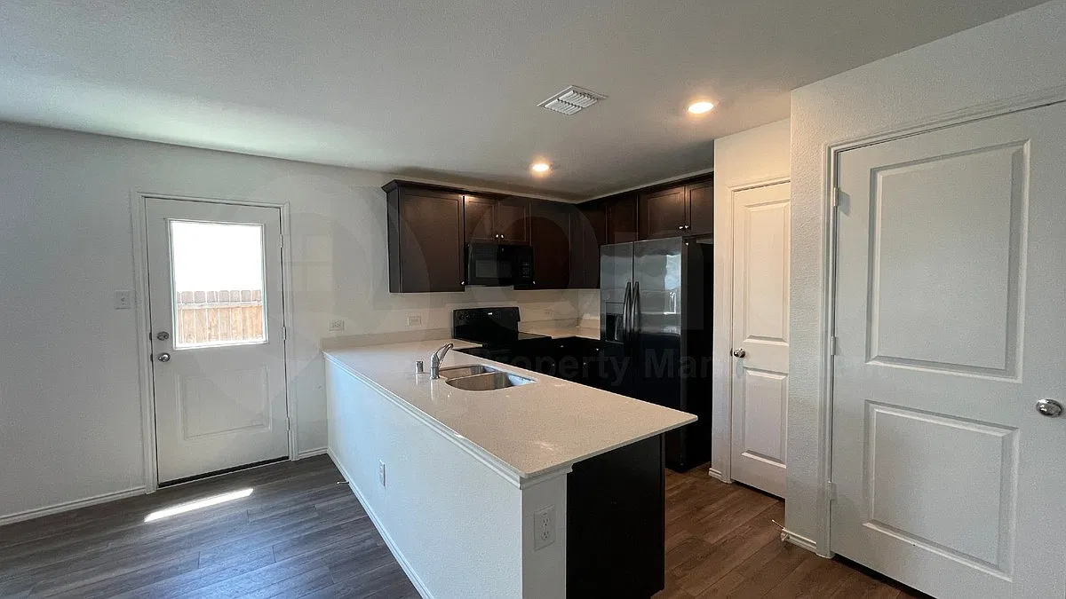3 bed, 2.0 bath, 1300 sqft, $1,900 — Photo 3