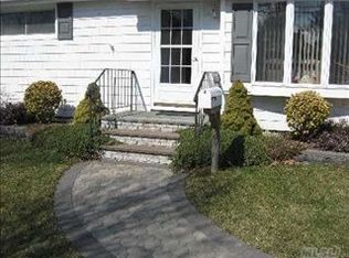 230 32nd St, Lindenhurst, NY 11757