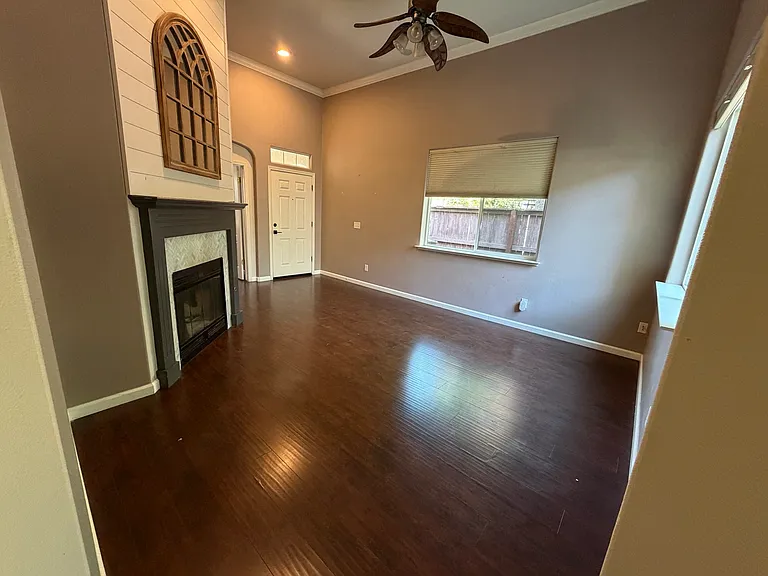 793 W Bordeaux Ln — Photo 2