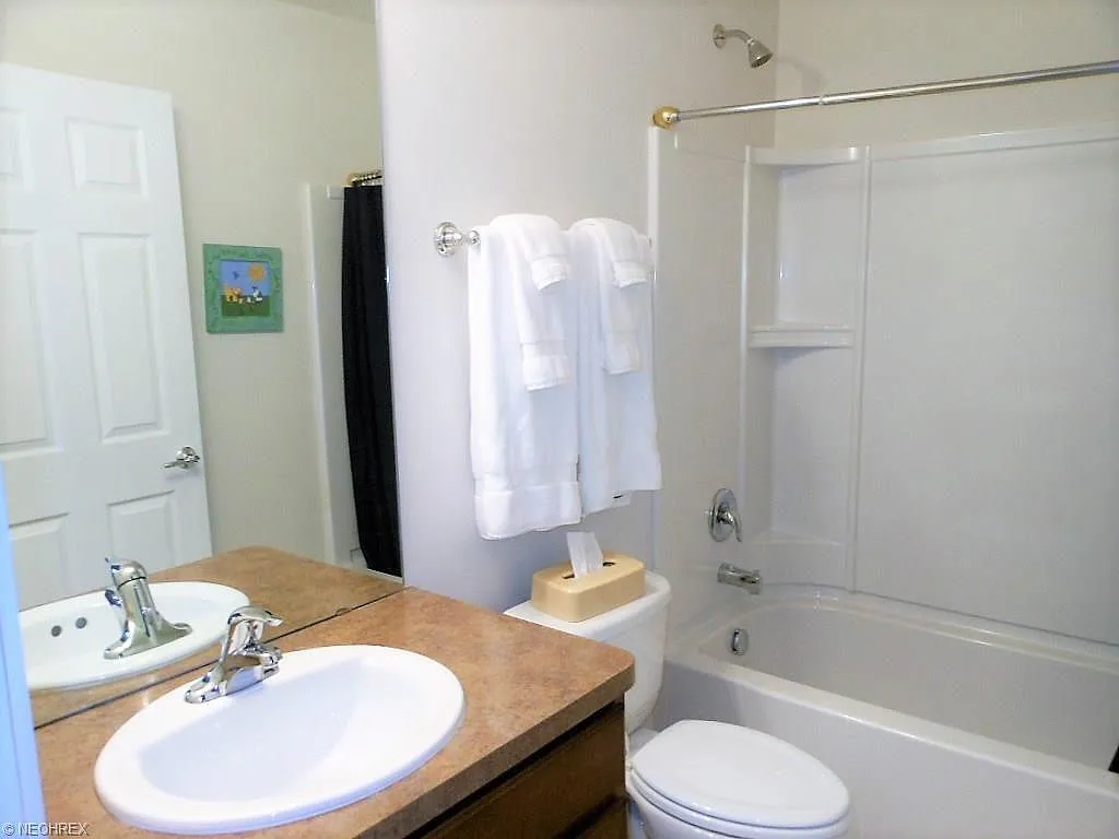 2 bed, 2.5 bath, 1600 sqft, $2,100 — Photo 3