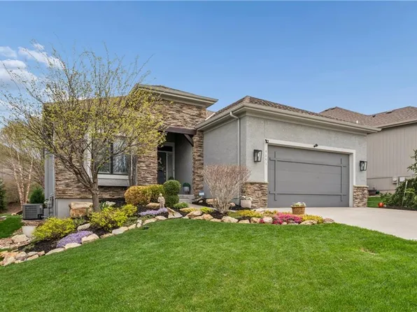9853 Hollis Ln, Lenexa, KS 66227