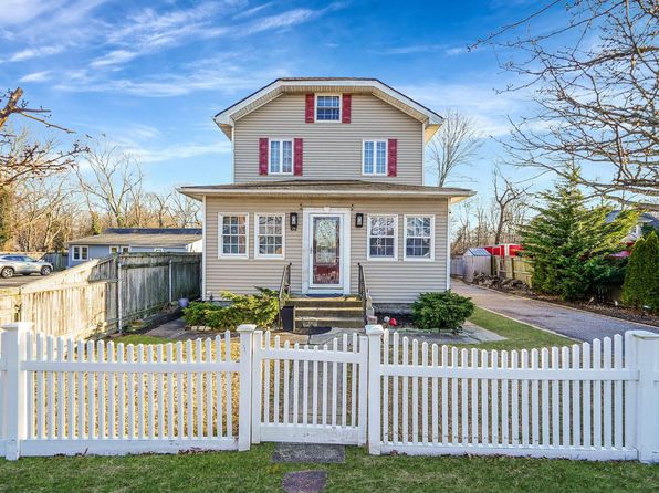 62 Moffitt Boulevard, East Islip, NY 11730