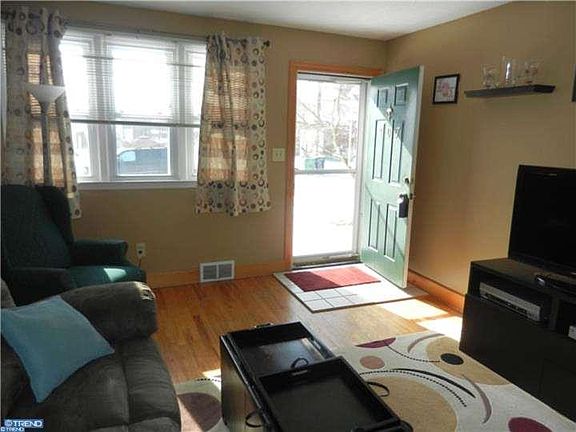 3rd image of 307 Silverbrook Dr