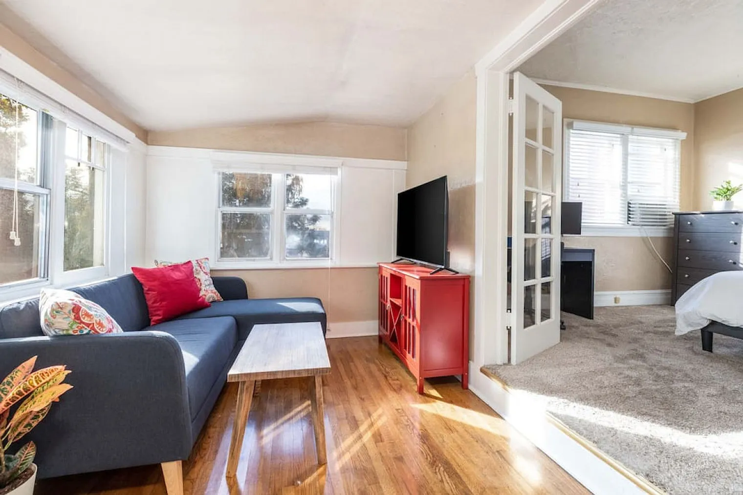 1 bed, 1.0 bath, 592 sqft, $2,301 — Photo 2