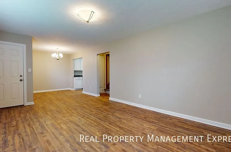411 S Willow Ave — Photo 3