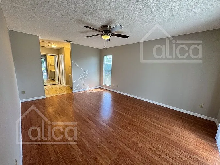 1147 Manitoba St — Photo 3