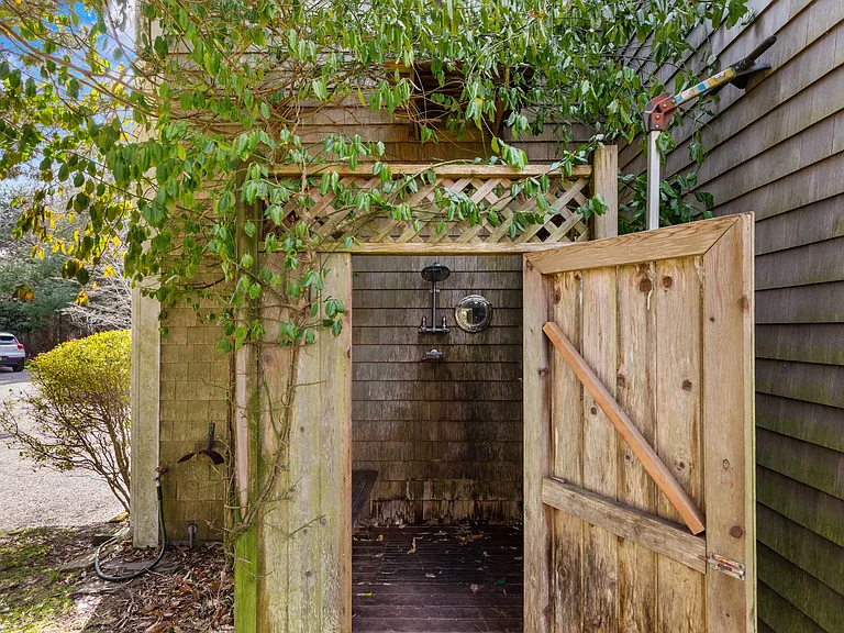 379 Ferry Rd — Photo 24