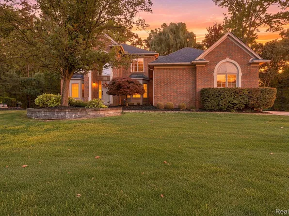 559 Trillium Dr, Troy, MI 48085