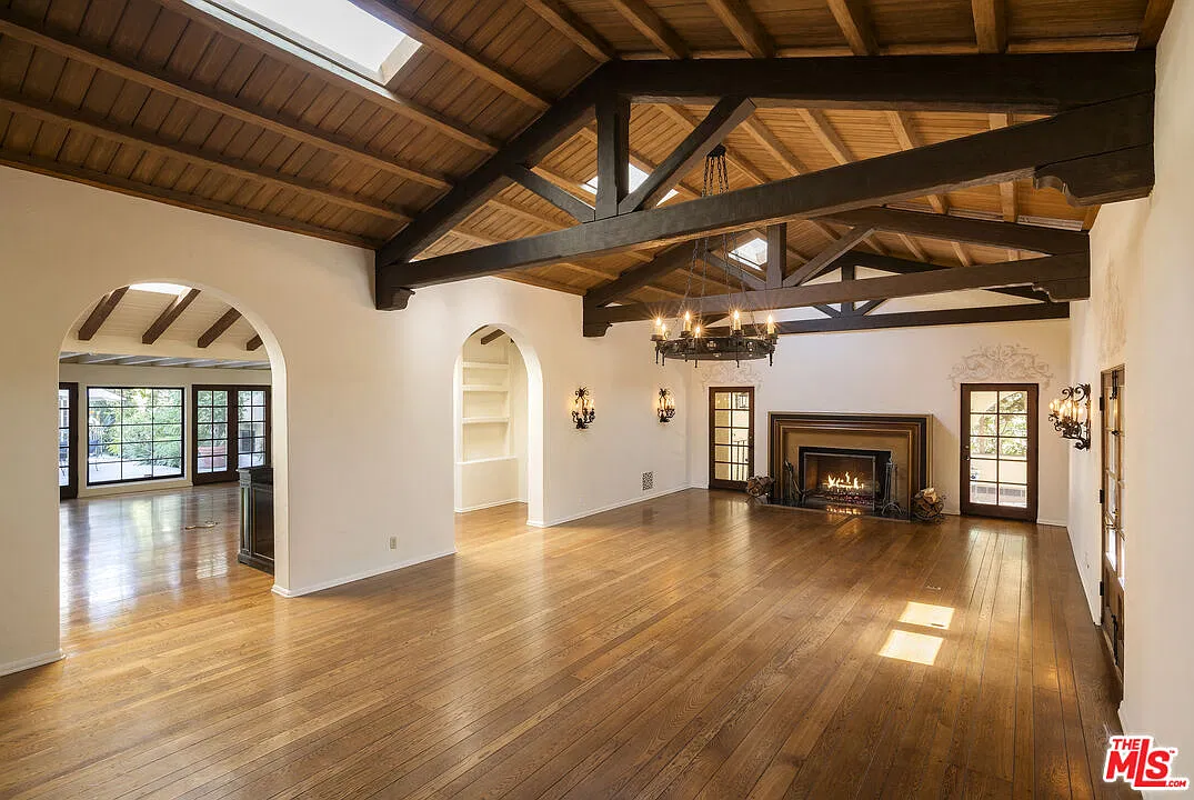 7 bed, 10.0 bath, 9237 sqft, $55,000 — Photo 4