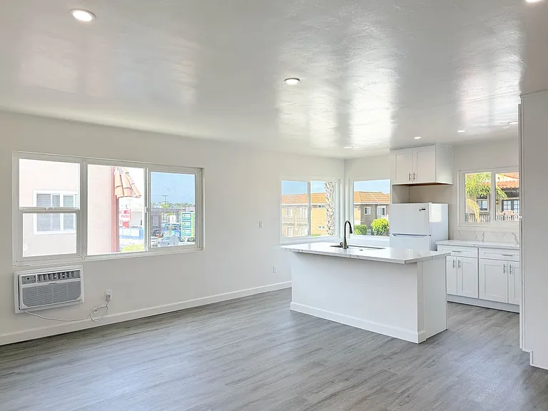 4427 Estrella Ave — Photo 1