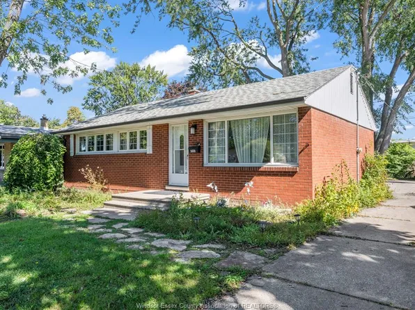 3660 Roxborough Blvd, Windsor, ON N9E 3A2