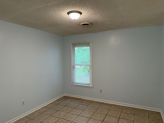 5th image of 133 Twin Wood Dr #1
