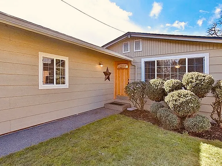 30625 SW Magnolia Ave — Photo 2