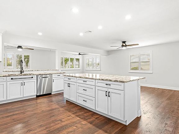 3rd image of 110 Christine Cir