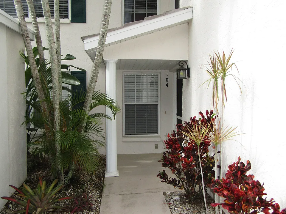 815 Montrose Dr #104