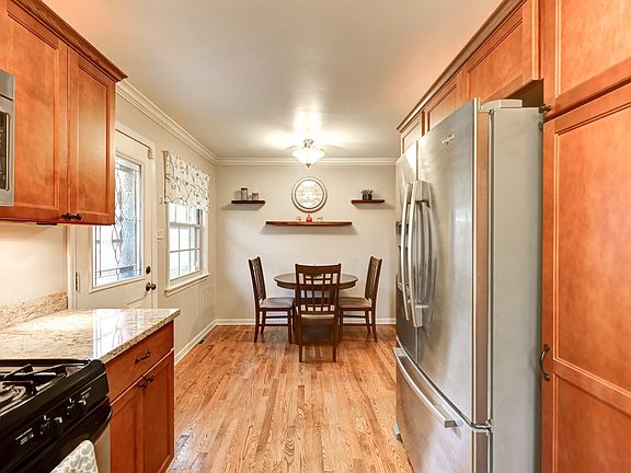 3rd image of 402 Carey Ct