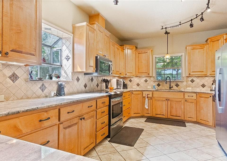 1st image of 733 Mountain View Dr