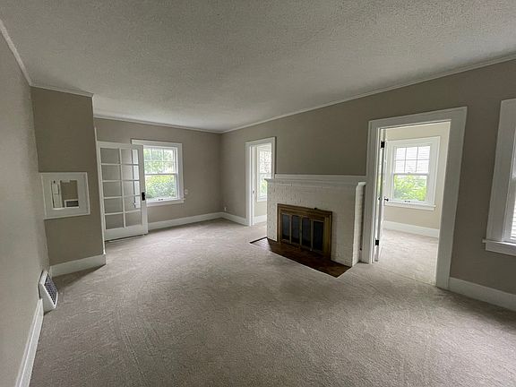 2nd image of 2209 Iowa St