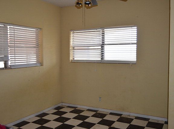 4th image of 205 W Ave S
