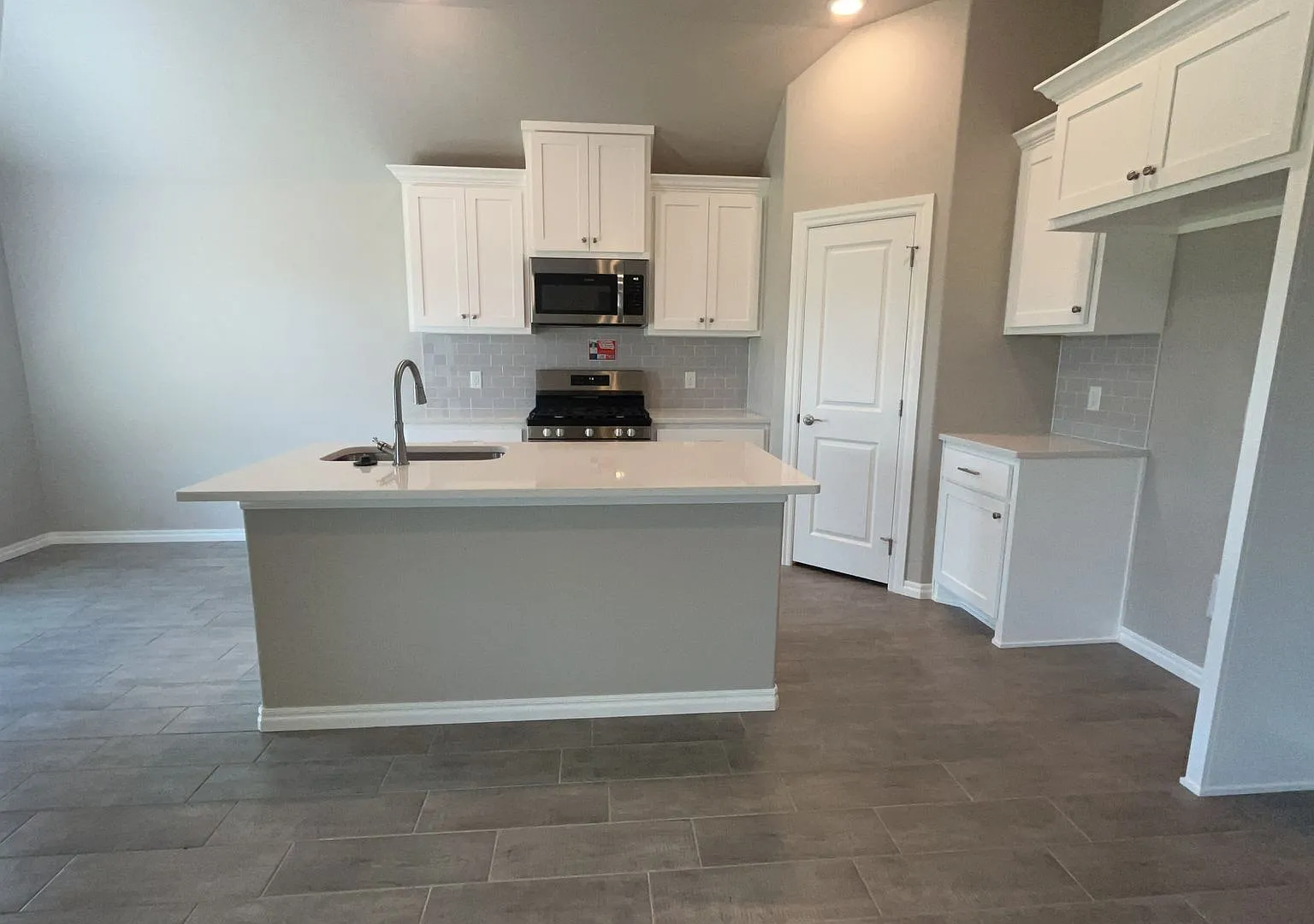 Brand New 3 Bedroom In Edmond — Photo 4
