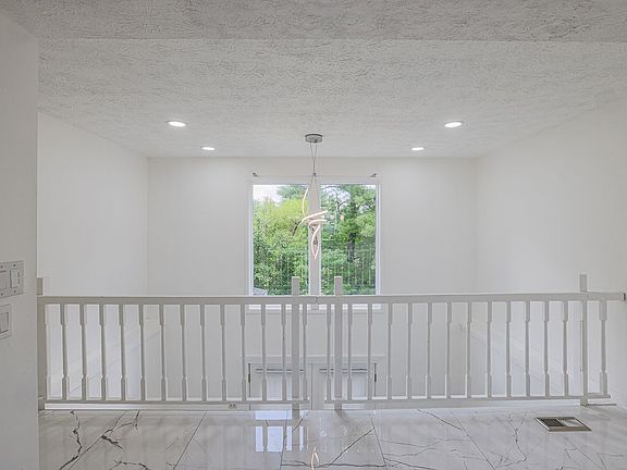 4th image of 9 Stillwood Cir