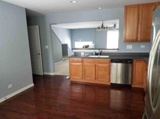 2305 Neubauer Cir, Lindenhurst, IL 60046