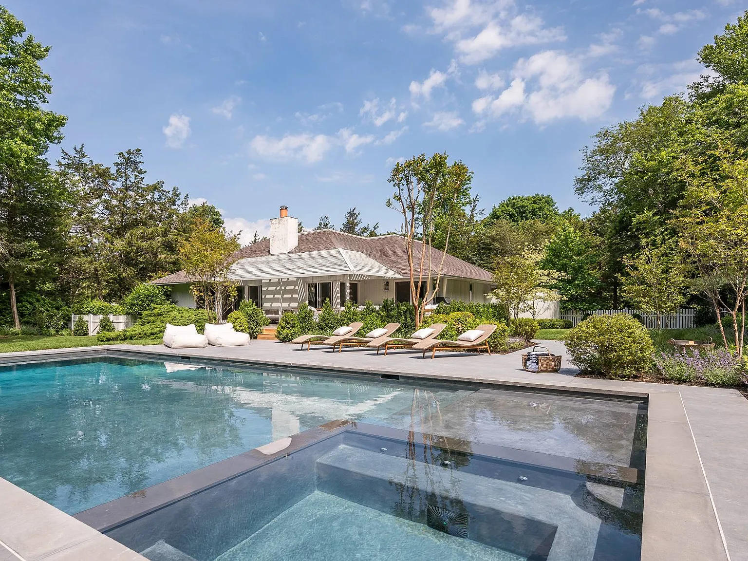 Designer Sanctuary in Southampton with New Pool and Spa — Photo 2