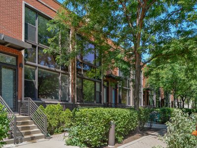 908 N Howe St, Chicago, IL, 60610
